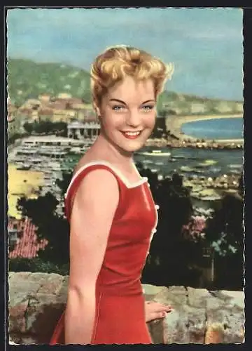 AK Schauspielerin Romy Schneider im Sommerkleid auf einer Terrasse stehend
