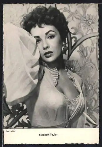 AK Elizabeth Taylor, Portrait der Schauspielerin mit tiefem Ausschnitt und verträumtem Blick