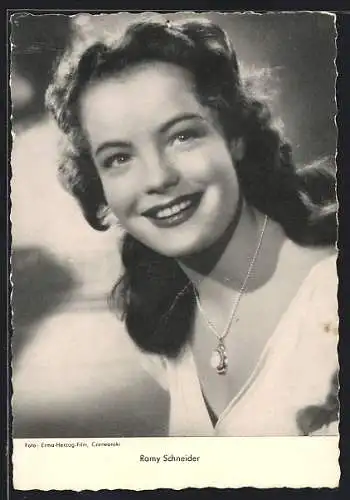 AK Schauspielerin Romy Schneider, den Blick nach oben gerichtet