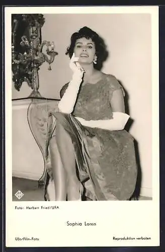 AK Schauspielerin Sophia Loren im Kleid mit Handschuhe