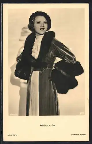 AK Schauspielerin Anabella trägt Mantel mit Pelzbesatz