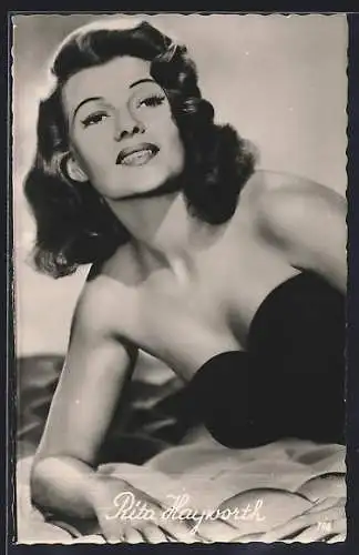 AK Rita Hayworth im schulterfreien Dress, Portrait