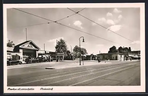 AK Berlin-Lichterfelde, Bahnhof mit parkenden Autos