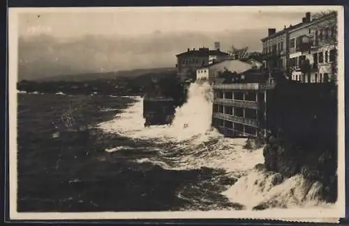 AK Susak, Gebäude an der Küste bei Wellengang