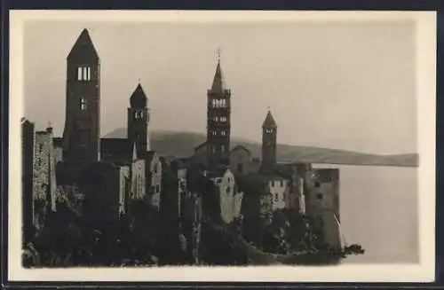 AK Rab, Ortspartie an der Küste mit Türmen