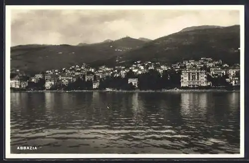 AK Abbazia, Blick vom Meer auf den Ort