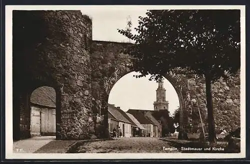 AK Templin / Uckermark, Stadtmauer und Kirche