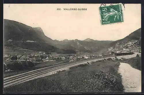 AK Vallorbe-Suisse, Ortsansicht mit Bergpanorama und Bahnstrecke