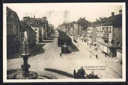 AK La Chaux-de-Fonds, Rue Léopold Robert, Strassenpartie