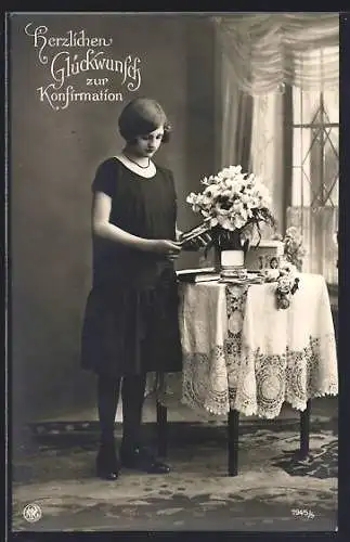 AK Glückwunsch zur Konfirmation, Mädchen neben Tisch mit Blumenstrauss
