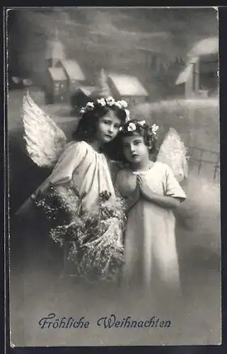 AK Weihnachtsengel mit Blumenkränzen vor verschneitem Dorf