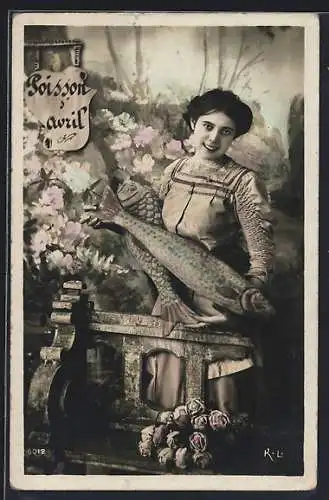 AK Fräulein mit zwei Fischen in den Händen, Gruss zum 1. April