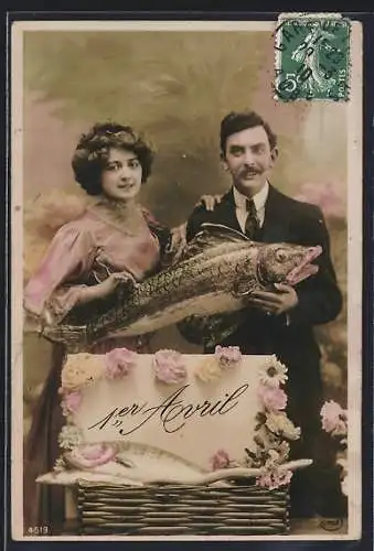 AK Mann und Frau präsentieren einen Fisch, 1. April