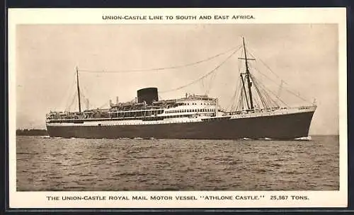 AK The Union-Castle Royal Mail Motor Vessel Athlone Castle in Küstennähe, Passagierschiff