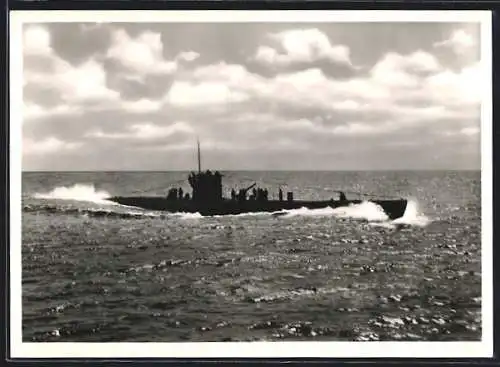 AK U-Boot in voller Fahrt auf offener See