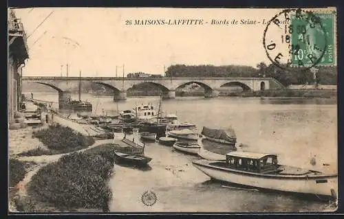 AK Maisons-Laffitte, Bords de Seine et le pont avec bateaux amarrés