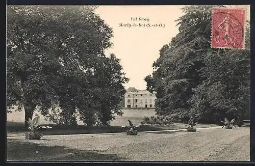 AK Marly-le-Roi, Vue du Val Flory avec allée bordée d`arbres et bâtiment en arrière-plan