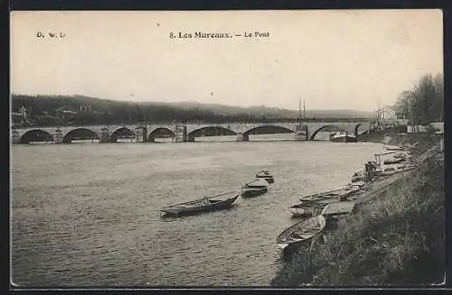 AK Les Mureaux, Le Pont et barques sur la rivière