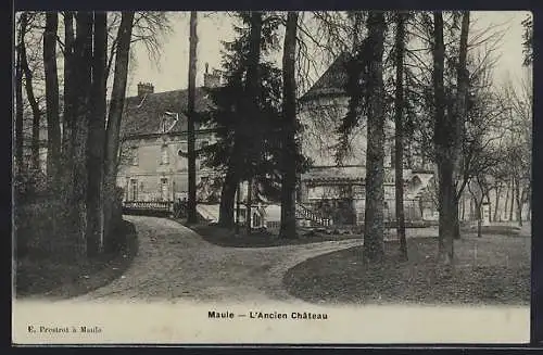 AK Maule, L`Ancien Château entouré d`arbres majestueux