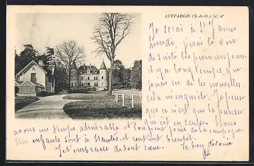 AK Auffargis, Vue du château entouré de grands arbres et d`une allée élégante
