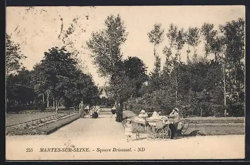 AK Mantes-sur-Seine, Square Brieussel avec promeneurs et enfants en poussettes