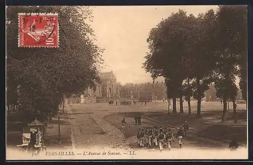 AK Versailles, L`Avenue de Sceaux avec soldats en marche