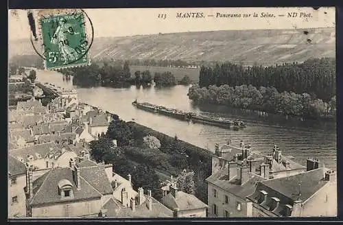 AK Mantes, Panorama sur la Seine avec péniche naviguant entre les toits et les collines verdoyantes