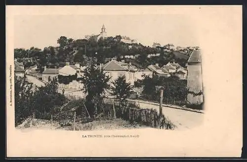 AK La Trinité, Vue sur le village et la colline avec l`église en arrière-plan