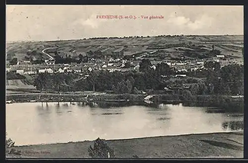 AK Freneuse, Vue générale du village et des collines avoisinantes
