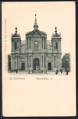 AK Versailles, La Cathédrale vue de face avec des passants