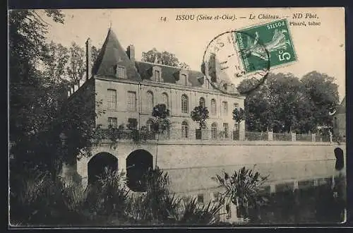 AK Issou, Le Château avec reflet dans l`eau