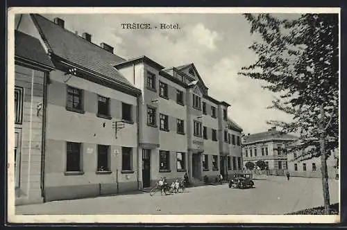 AK Trsice, Platzpartie vor dem Hotel