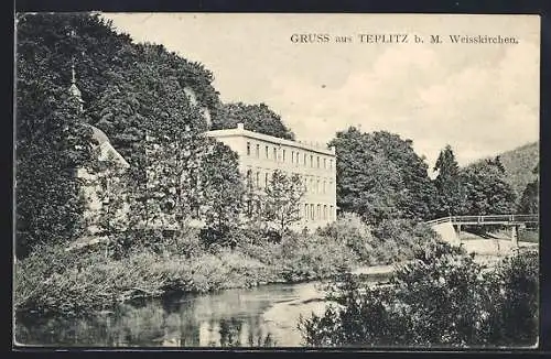 AK Teplitz b. M. Weisskirchen, Gebäude am Fluss, Brücke