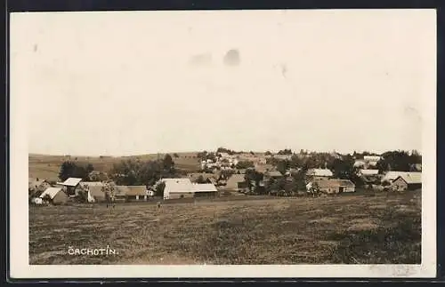 AK Cachotin, Blick über Weiden auf den Ort