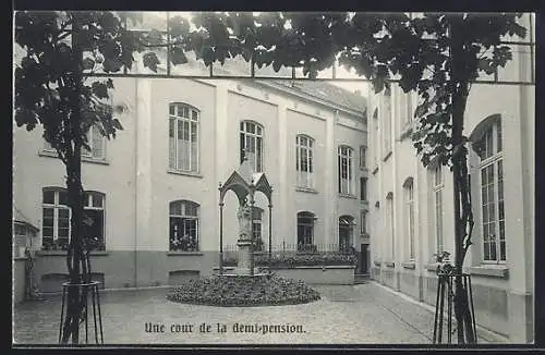 AK Ixelles, Arbre Bénit, Un cour de la demi-pension