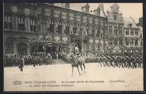 AK Mons, La joyeuse entrée des Souverains, Grand`Place, Le défilé des Chasseurs éclaireurs 1913