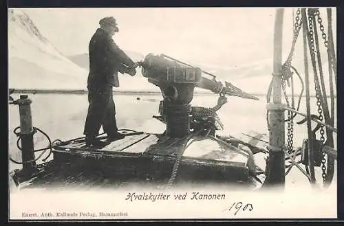 AK Fischer an der Harpune eines Walfängerkutters stehend