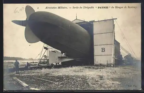 AK Zeppelin Patrie fährt in den Hangar ein