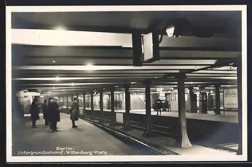 AK Berlin-Schöneberg, Untergrundbahnhof Wittenberg-Platz mit Fahrgästen