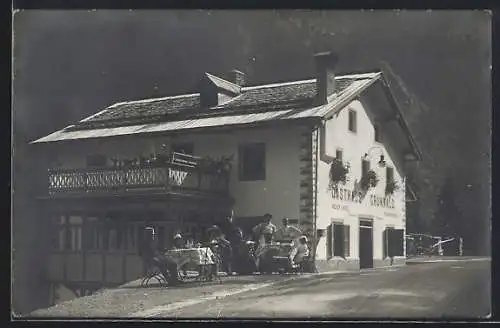 Foto-AK Aigen im Mühlkreis, Gasthaus Grünwald mit Besuchern