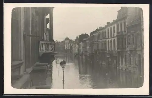 Foto-AK Liege, Hochwasser, Antiquitätenladen unter Wasser