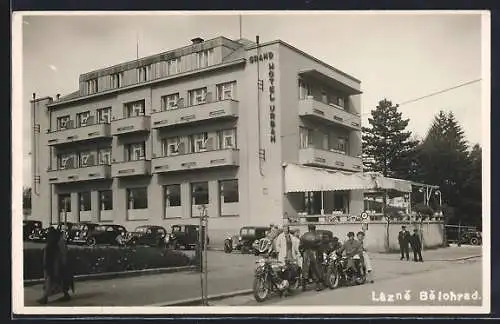 AK Lázne Belohrad, Grand Hotel Urban mit Terrasse, Motorräder