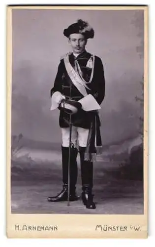 Fotografie H. Arnemann, Münster i. W., Student der theol. & phil. Heinrich Oelkers im vollen Wichs samt Schläger, 1904