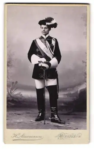 Fotografie H. Arnemann, Münster i. W., Student Willy Rostothen im vollen Wichs, 1904