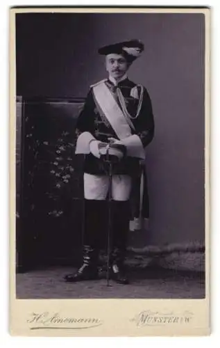 Fotografie H. Arnemann, Münster i. W., Student Otto Sapp im vollen Wichs mit Schläger, 1904
