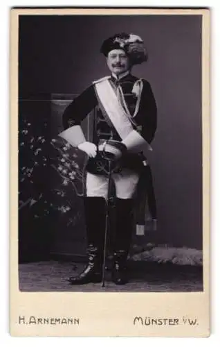 Fotografie H. Arnemann, Münster i. W., älterer Student im vollen Wichs mit Schläger und Couleur