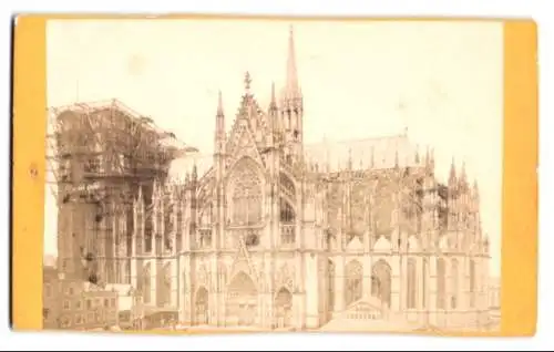 Fotografie Th. Creifelds, Cöln, Ansicht Köln a. Rh., der Kölner Dom mit Baugerüst um 1870 von der Südseite