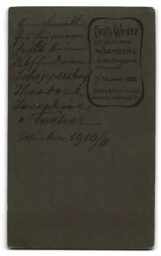 Fotografie Fritz Weber, Nürnberg, Portrait Josephine du Jasmin Freifrau von Tucher, Rückseite mit Widmung und Autograph