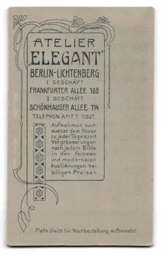 Fotografie Atelier Elegant, Berlin, junges Mädchen mit Schlittschuh in der Hand