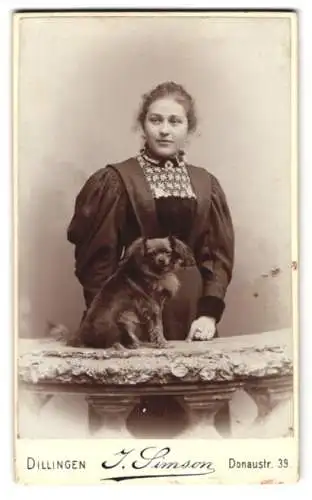 Fotografie J. Simson, Dillingen, junge Frau mit ihrem Pekinesen Hund